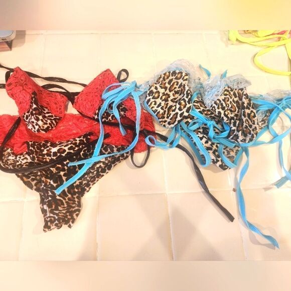 Lot of 20 swimsuits- tops & bottoms - Picture 6 of 10